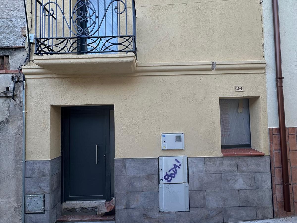 Fachada con grafitis, antes